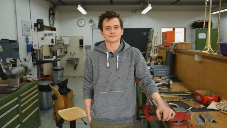 Wird Instrumentenbauer: Enrico Bösch in der Ausbildungswerkstatt am Arenenberg